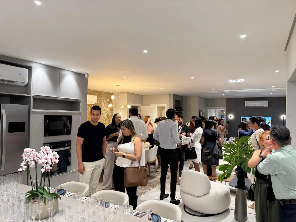 Corretores prestigiam coquetel de inauguração de apartamento decorado em condomínio com praia privativa
