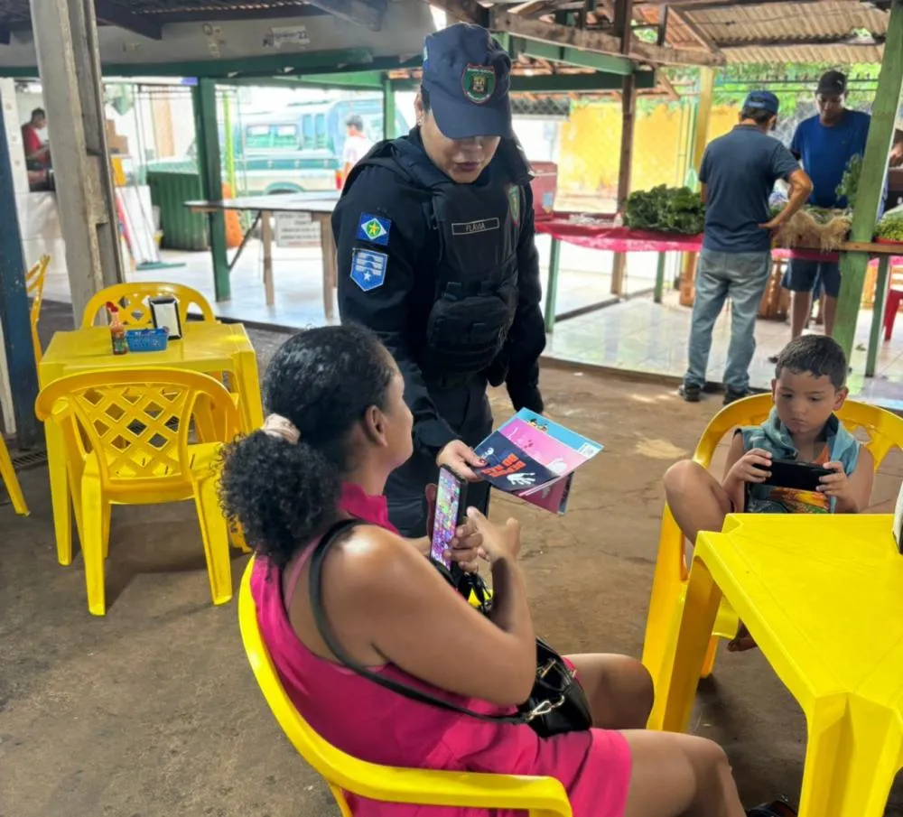 Guarda Municipal realiza o movimento Conecta 21, e faz entrega de panfletos e cartilhas levando conhecimento as mulheres