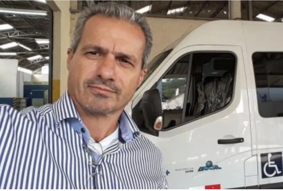 Ex-secretário investigado pela polícia faz post criticando atual secretária em rede social