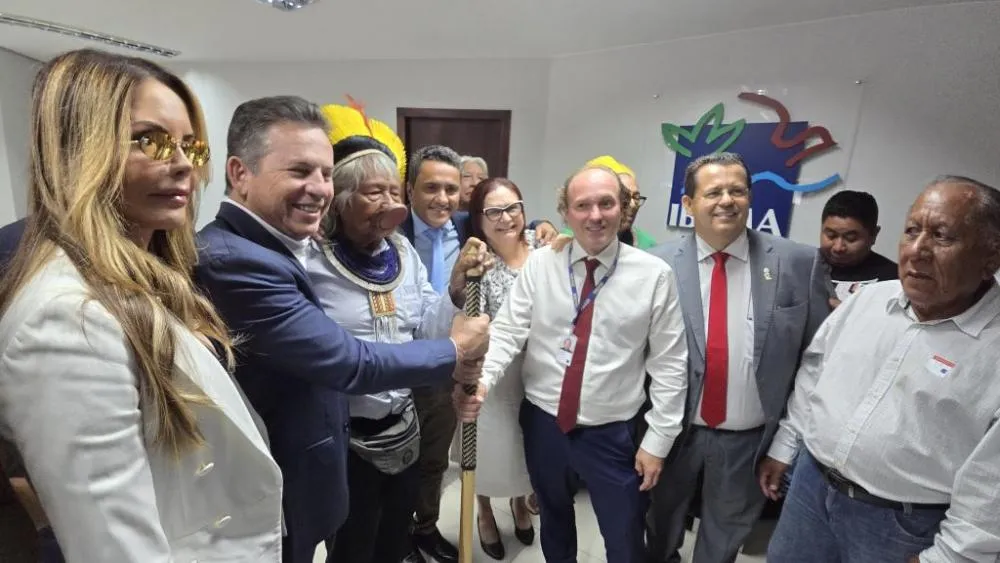 Mauro e cacique Raoni pedem autorização asfaltar área indígena