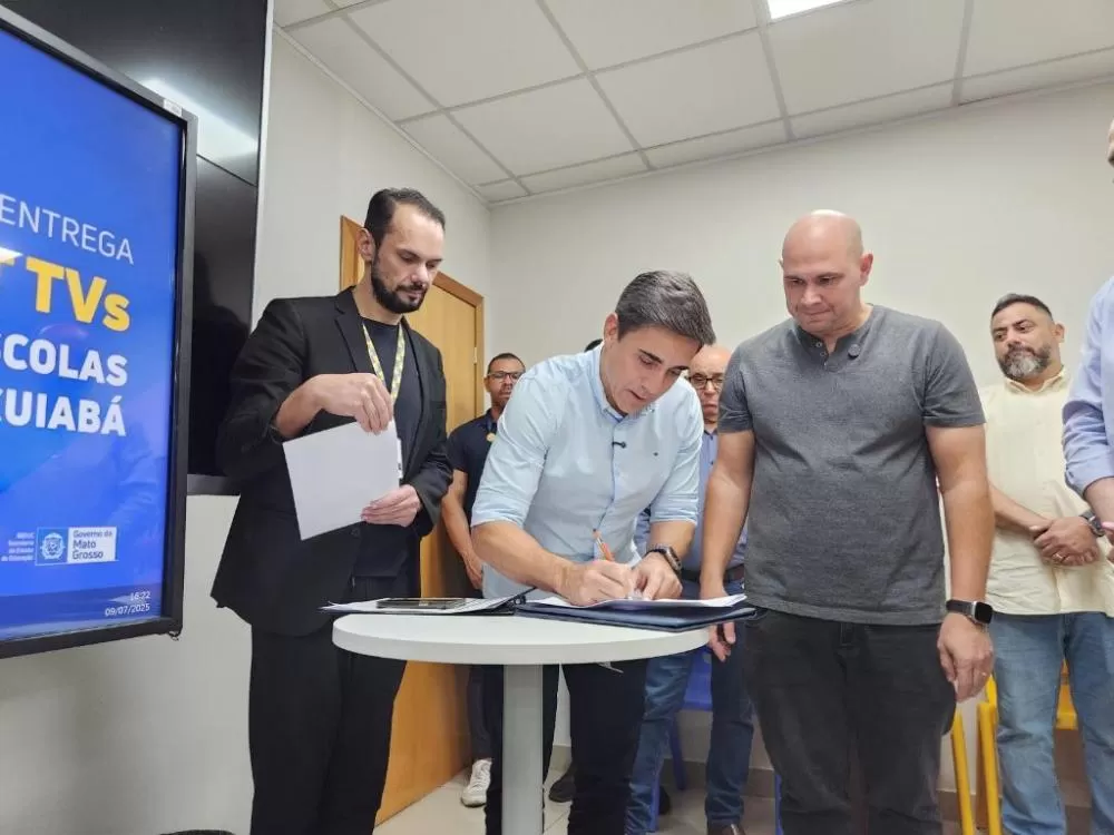 Seduc entrega 80 Smart TVs de 65 polegadas para a rede municipal de Cuiabá