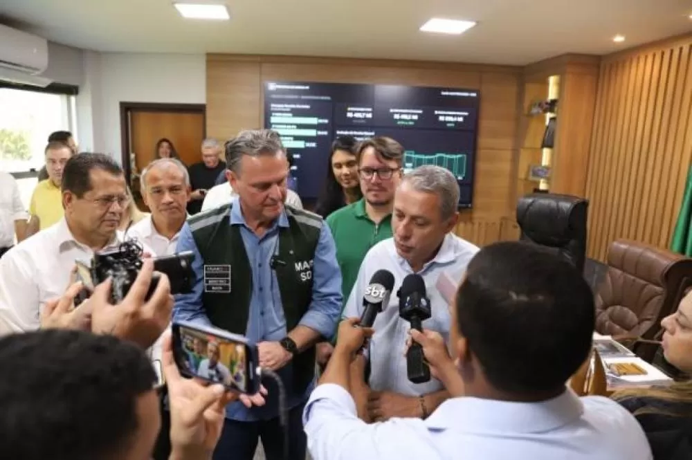 Ministro Carlos Fávaro entrega maquinários para agricultura familiar 