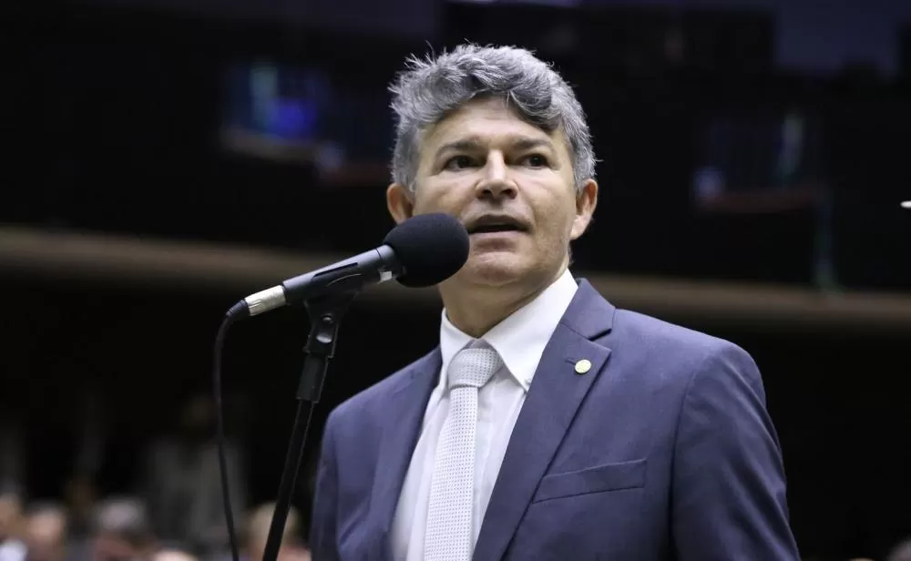 Medeiros apresenta projeto que amplia investimentos em merenda e infraestrutura escolar