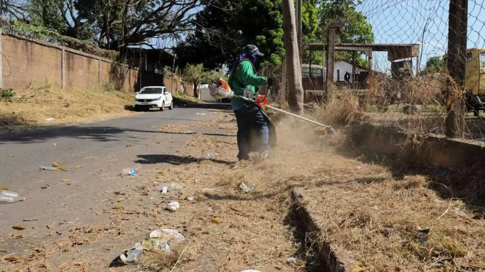 Mutirão de limpeza, manutenção e melhorias chega a quase 40 bairros nesta sexta-feira