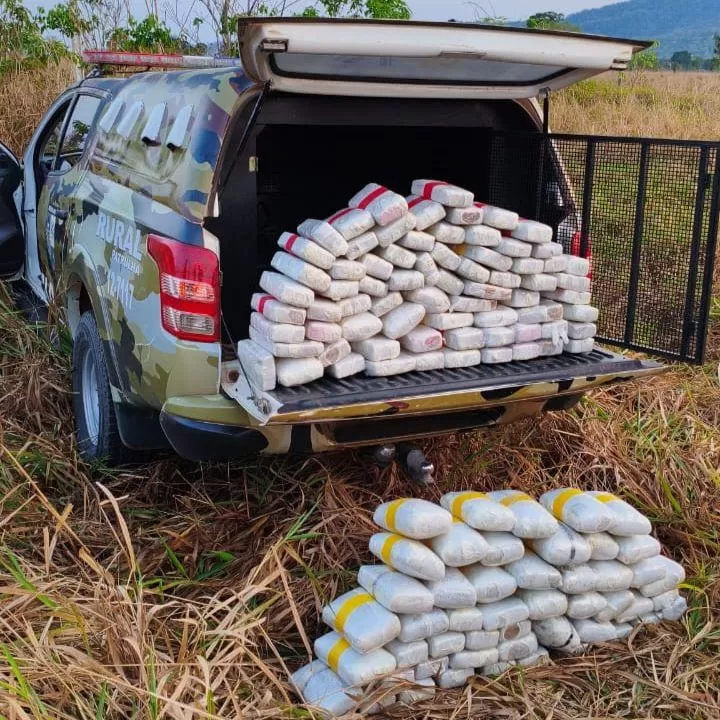 Polícia Militar e PRF apreendem 127 quilos de maconha e causam prejuízo de R$ 1,2 milhão ao crime