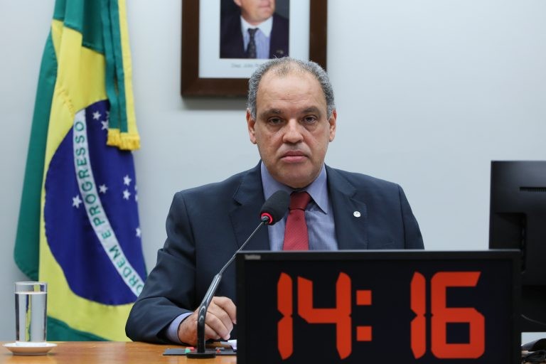Comissão aprova proposta que proíbe cancelamento ou suspensão de bolsas para pesquisa científica