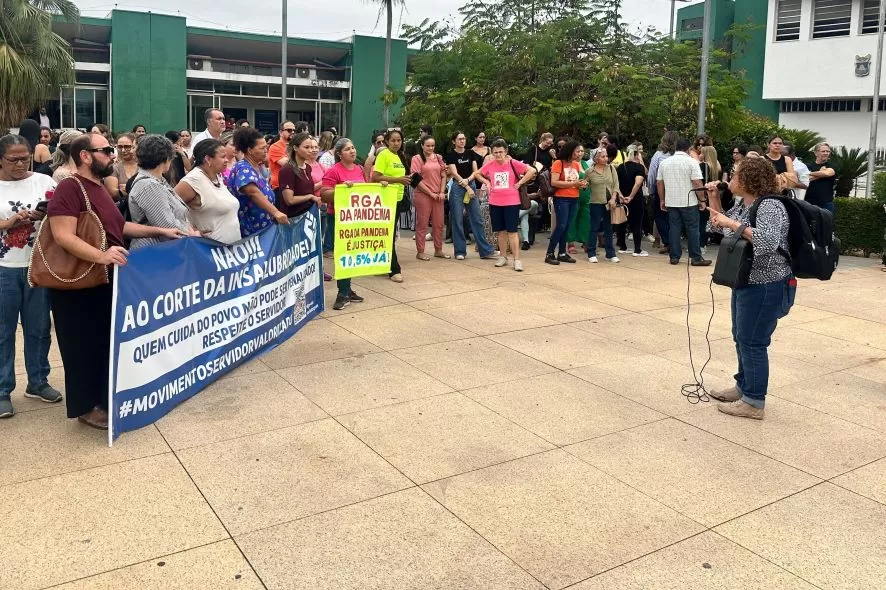 Servidores da saúde de Cuiabá alegam falta de diálogo e protestam em frente da Câmara