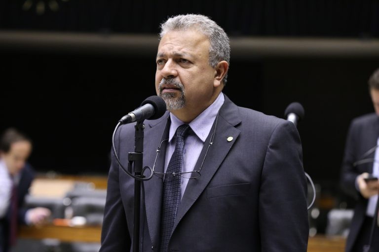 Comissão rejeita proposta que determina uso de mangueira transparente em bombas de combustível
