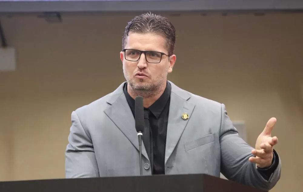 Defensoria pede R$ 400 mil de vereador por discurso de ódio e transfobia