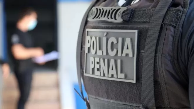 Policial penal investigado por facilitar entrada de celular em penitenciária é preso 