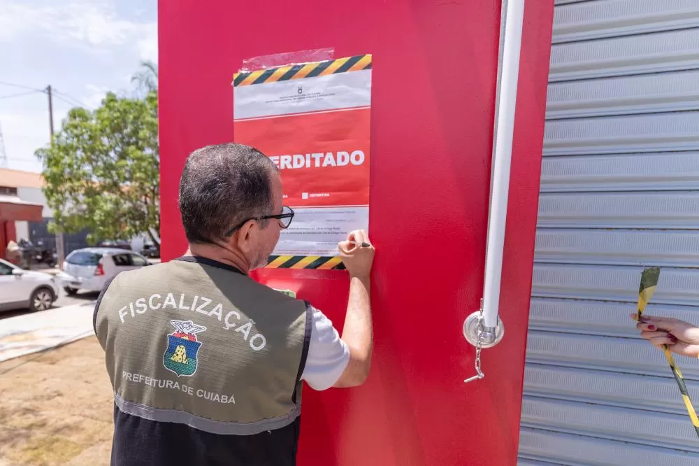 Farmácia na Fernando Corrêa é interditada por falta de alvará 