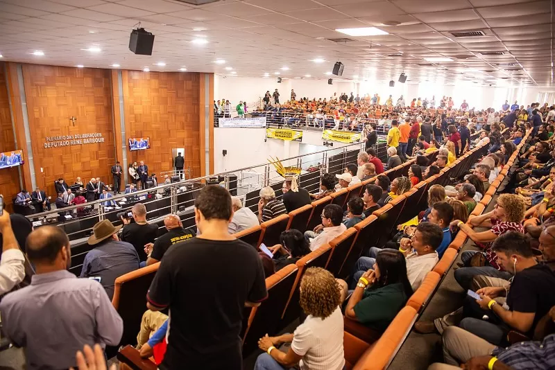 Governo não envia projeto de lei e deputados adiam votação