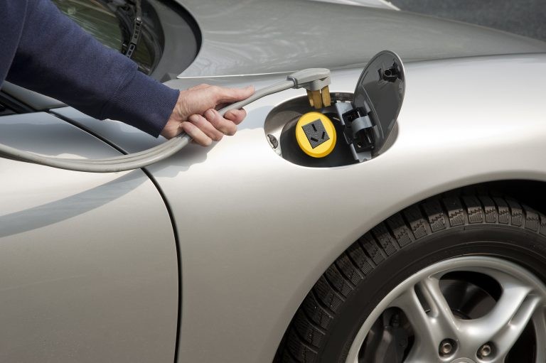 Comissão rejeita projeto que concede isenção de tarifa de pedágio para veículos elétricos