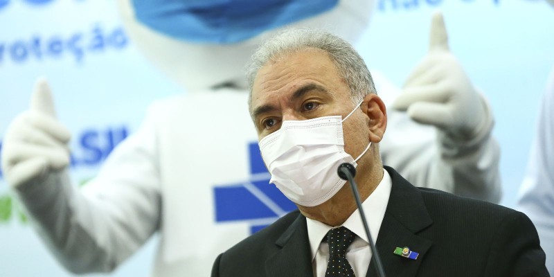 É preciso olhar o que acontece em outros países, diz ministro da Saúde