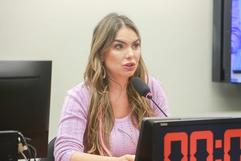 Comissão aprova campanha de incentivo à doação de cabelo a pessoas carentes com câncer