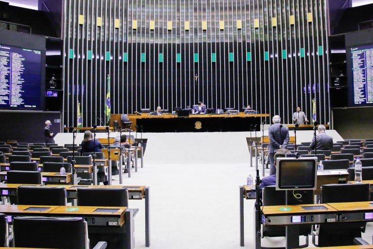 Câmara pode votar MP que criou o programa de renda Auxílio Brasil