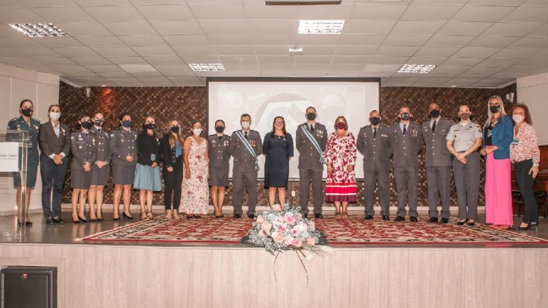 PM homenageia 50 personalidades civis e militares com medalha "Macaúba"
