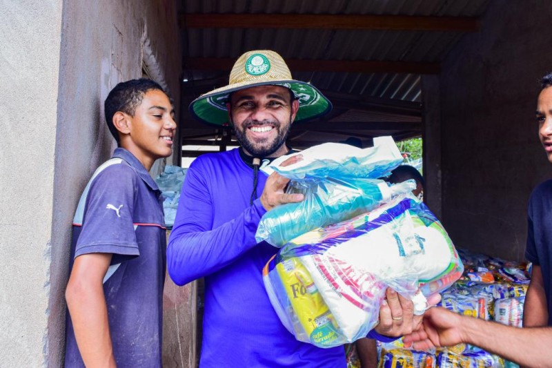 Famílias de comunidade rural de Rosário Oeste são atendidas com cestas básicas