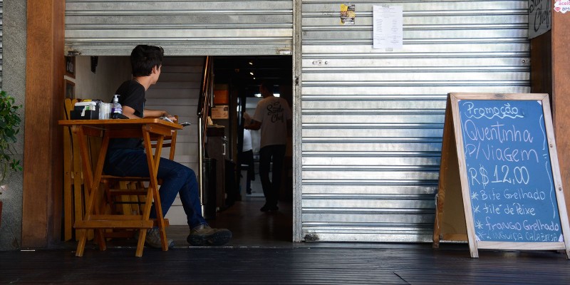 Confiança do consumidor cai e atinge menor nível desde abril