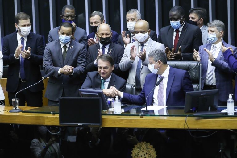 Câmara condecora 32 personalidades com o Mérito Legislativo, entre elas Bolsonaro e o papa Francisco