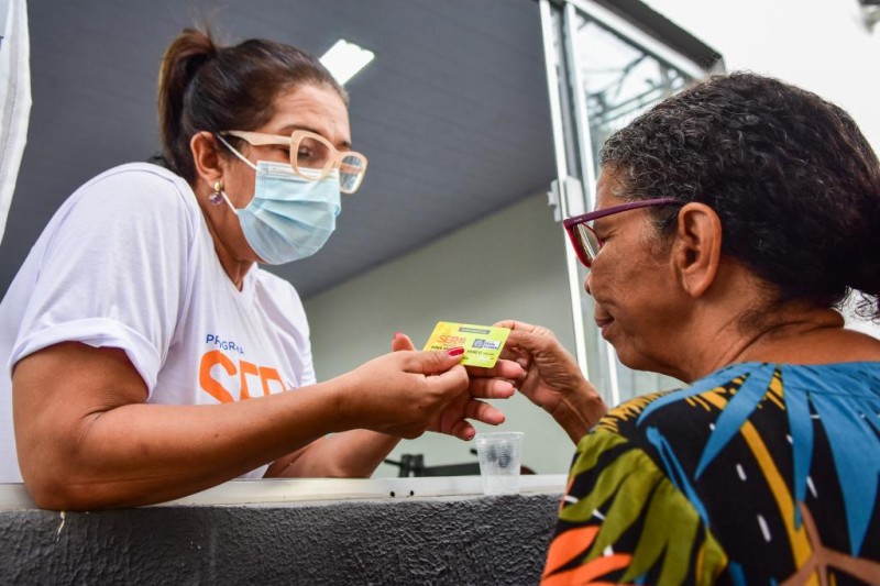 Troca do cartão para beneficiários do SER Família segue até sexta no bairro Santa Izabel