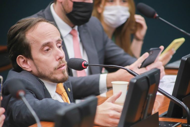 Votação de relatório sobre fake news é adiada após aprovação de texto-base ser anulada