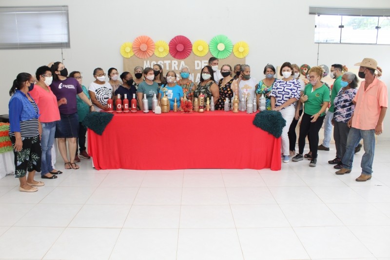 Serviço de Convivência de Lucas do Rio Verde expõe artes natalinas dos usuários