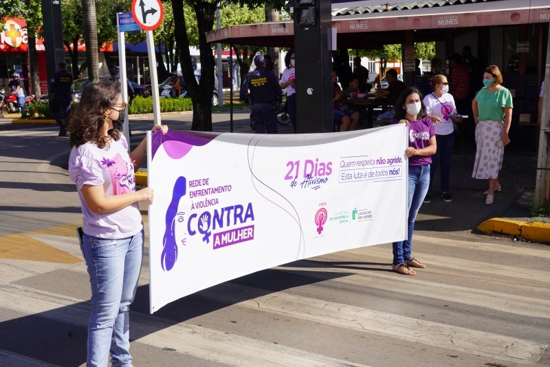 21 Dias de Ativismo: Luverdenses recebem panfletos informativos sobre violência doméstica