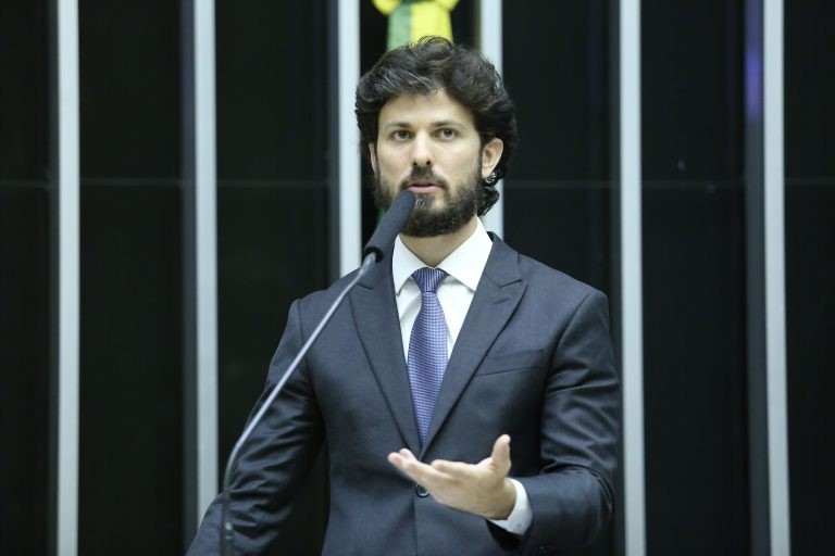 Relator espera fim das filas e celebra ampliação de acesso ao Auxílio Brasil