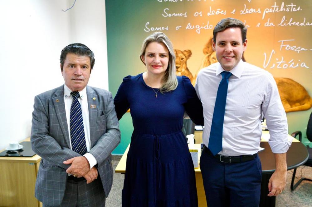 Graciela Nienov deu posse a Victorio Galli como presidente do PTB de Mato Grosso