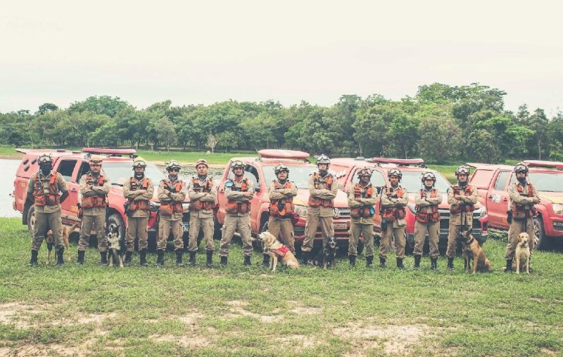 Corpo de Bombeiros de MT encerra circuito de provas práticas e certifica 12 cães militares