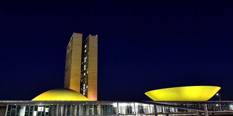 Congresso é iluminado de laranja pelo fim da violência contra a mulher