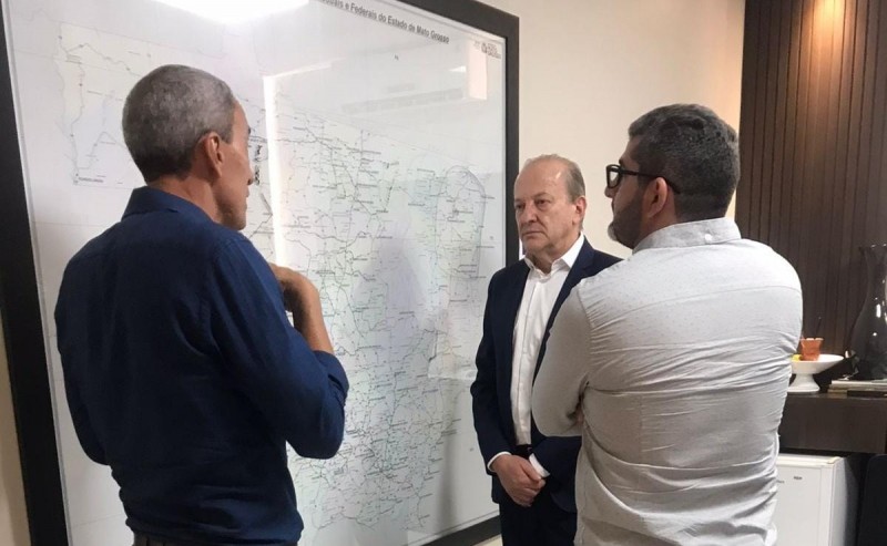 Prefeito Miguel Vaz participa de reunião sobre parcerias para área de habitação