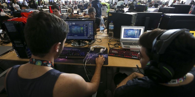 Formados no ensino superior perceberam melhora para conseguir emprego