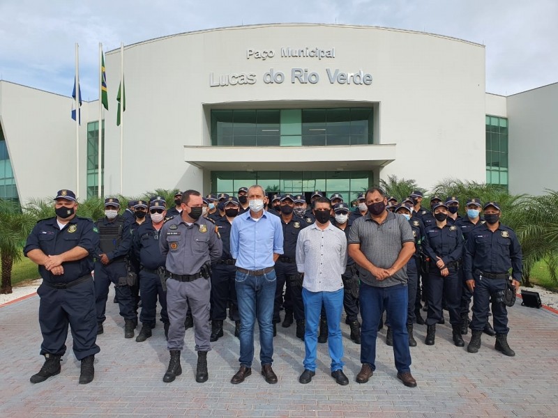 Prefeitura de Lucas do Rio Verde entrega nova farda para Guarda Municipal