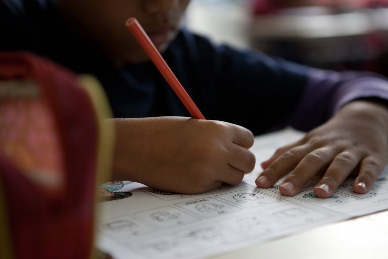 Nova lei prevê assistência integral a aluno com transtorno de aprendizagem, como dislexia e TDAH