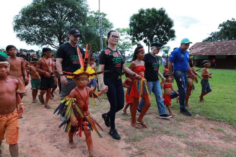 Primeira-dama de MT retorna à aldeia indígena Meruri para fazer entregas de Natal