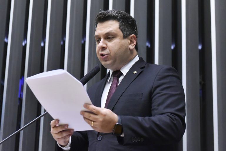 Comissão torna obrigatório ofertar documento oficial em formato acessível a cegos