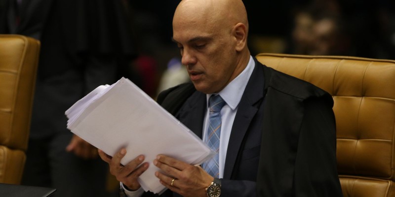 Alexandre de Moraes abre inquérito sobre live do presidente