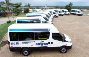 Emanuel Pinheiro entrega 9 vans para o Projeto Buscar
