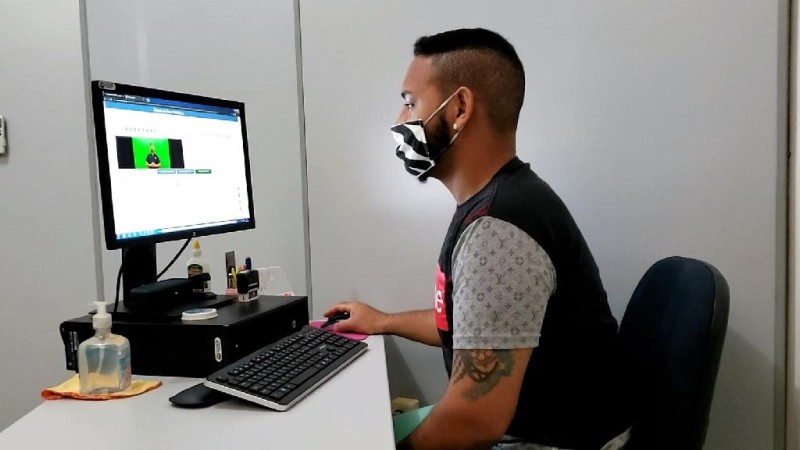 Vídeos com tradução em libras auxiliam população surda em provas teóricas de direção