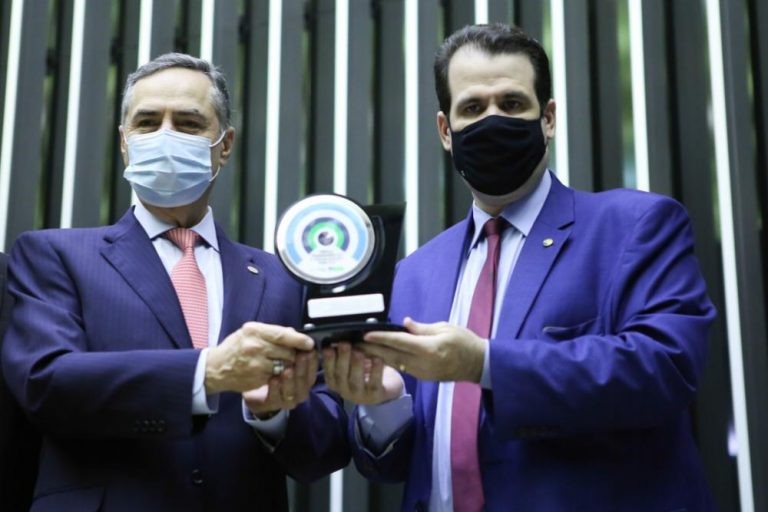 Luís Roberto Barroso recebe prêmio da Câmara na área de Transparência e Fiscalização Pública