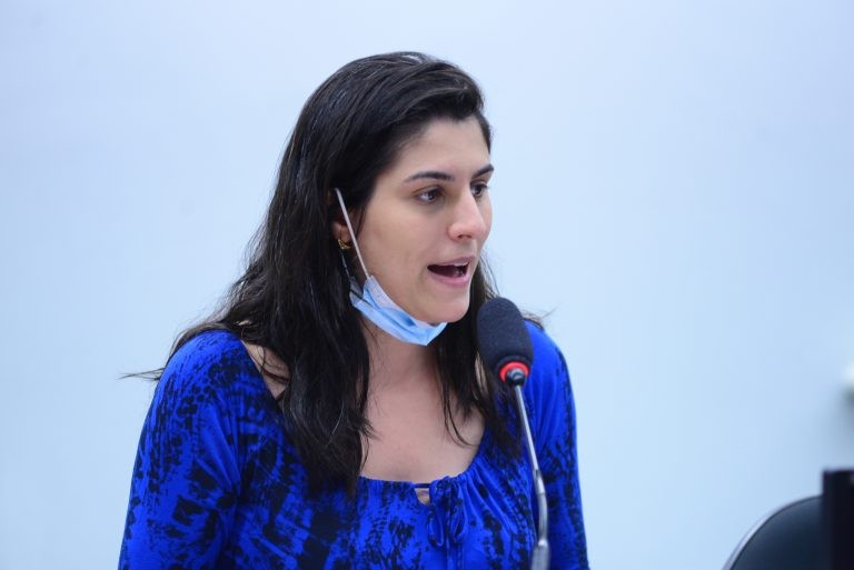 Deputados governistas criticam proposta que cria passaporte sanitário de Covid-19