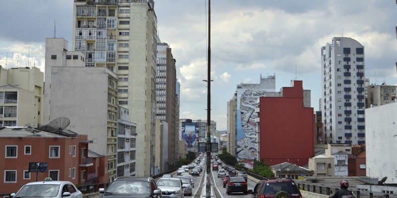 Minhocão de São Paulo faz 50 anos e ganha galeria de arte urbana