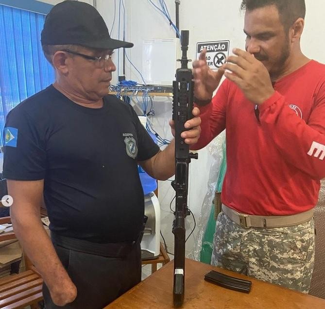 Servidor que perdeu a mão em acidente com granada volta a fazer treino de armamento