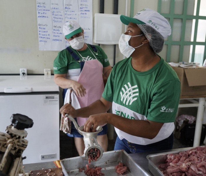 Alunos aprendem a arte de transformar peças suínas em embutidos e defumados