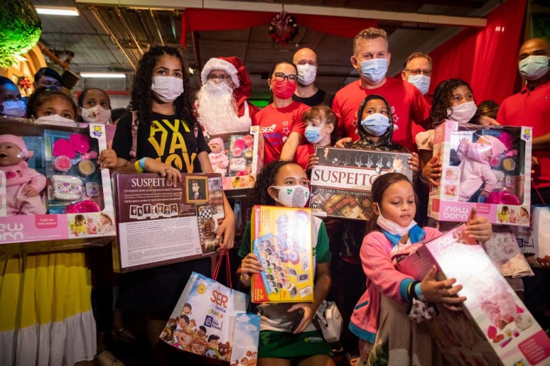 Mais de 12 mil crianças festejam chegada do Papai Noel com a primeira-dama e o governador
