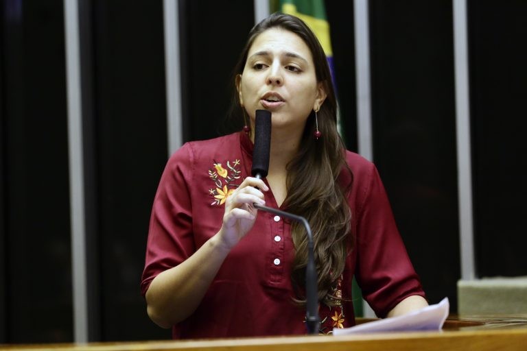 Deputados protestam contra ameaças a deputada e querem processar apresentador de TV