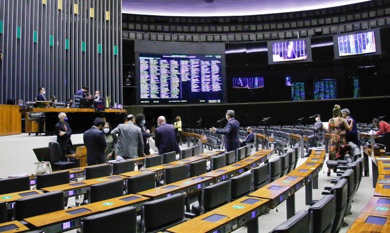 Destaque que vincula veto de fundo eleitoral a reajuste de agentes de saúde causa polêmica; acompanhe