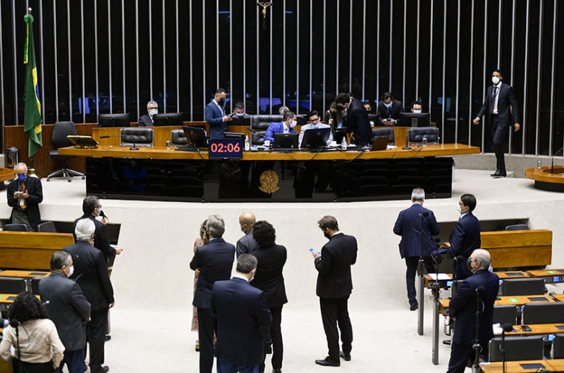 Congresso adia análise de veto a distribuição gratuita de absorventes